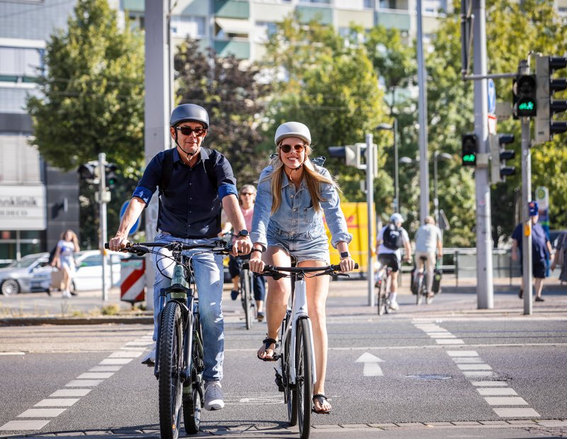 Radfahrer und Radfahrerin in Leipzig