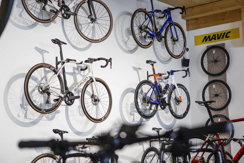Rennräder an Wand montiert in Fahrradgeschäft