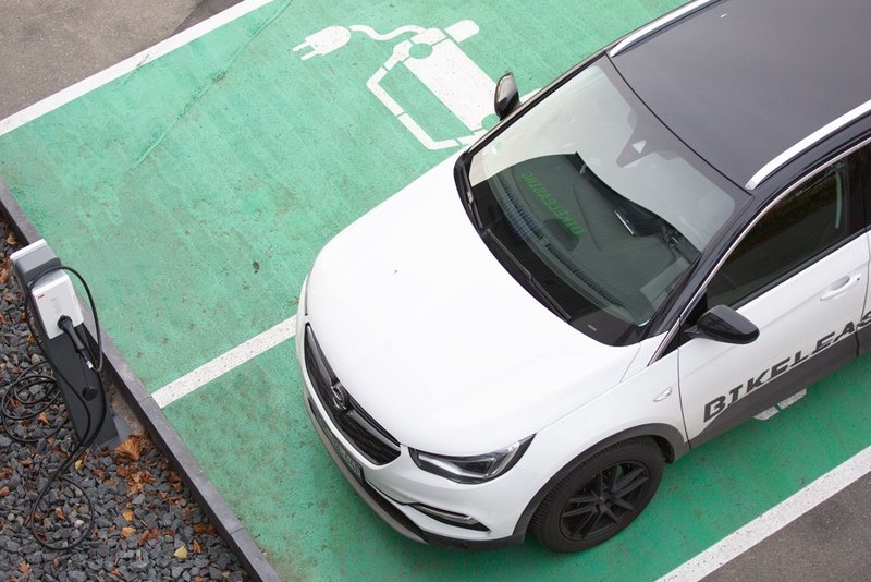 Elektroauto an Ladestation