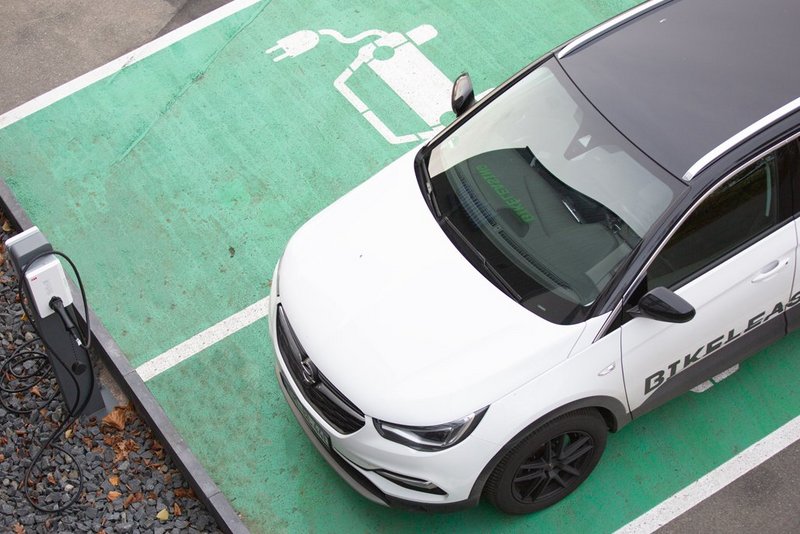 Elektroauto an Ladestation