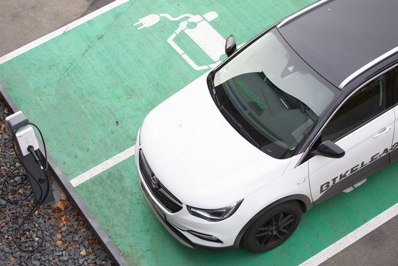 Elektroauto an Ladestation