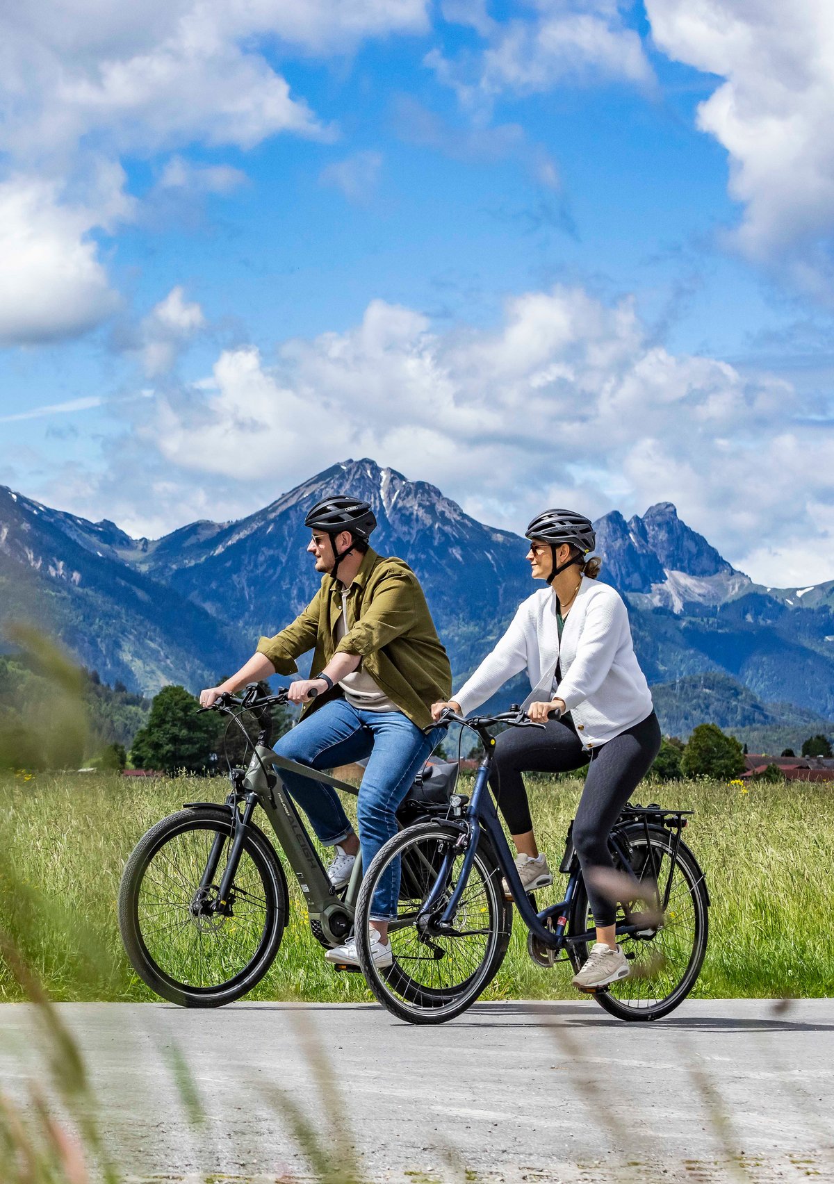 Radfahrer und Radfahrerin in Tirol