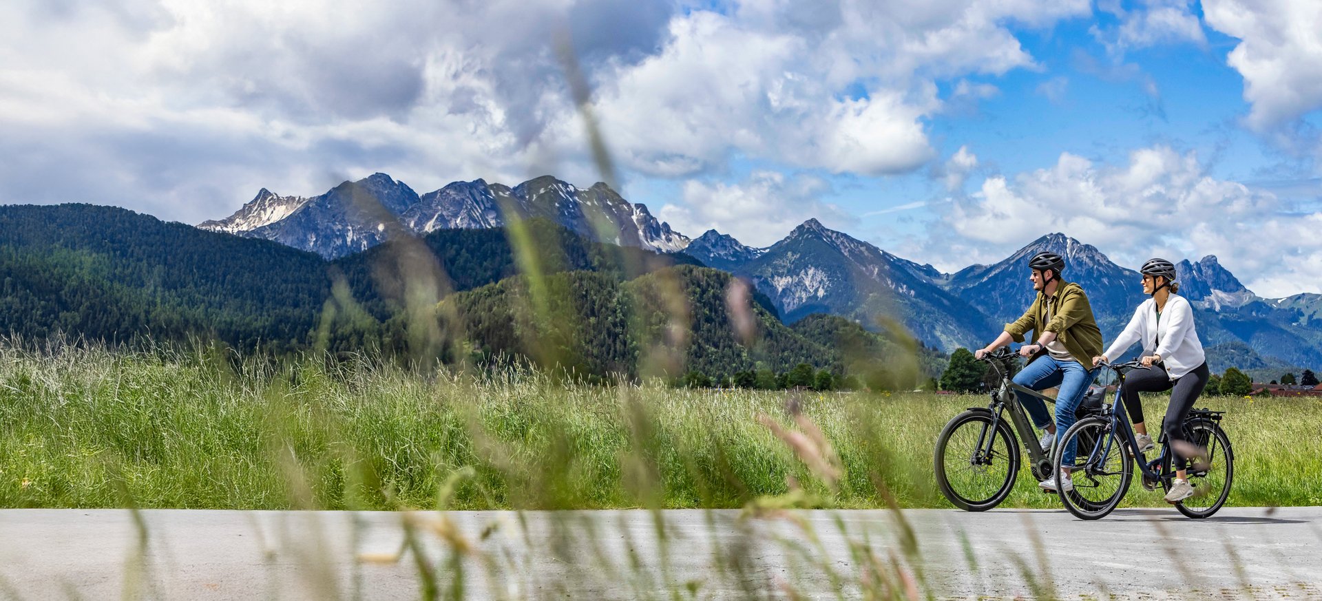 Radfahrer und Radfahrerin in Tirol