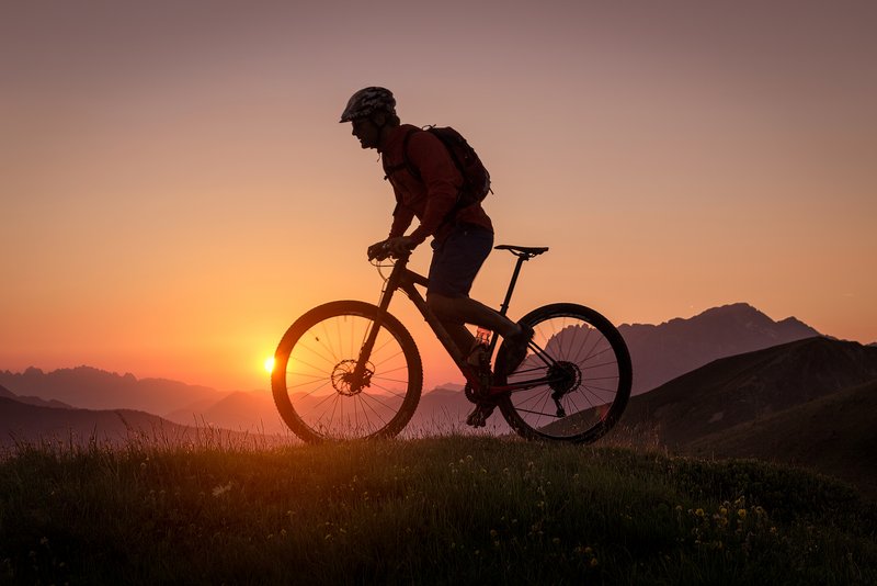 E-Mountainbiker bei Sonnenuntergang