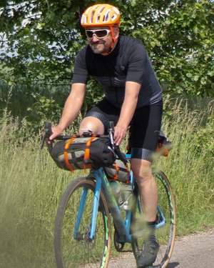 Mann auf Cube Gravelbike