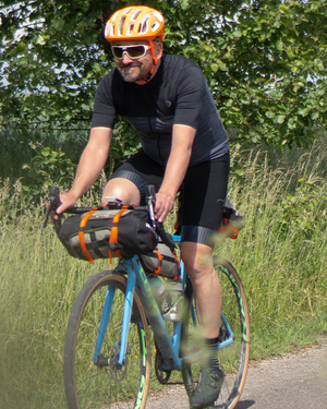 Mann auf Cube Gravelbike
