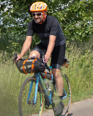 Mann auf Cube Gravelbike