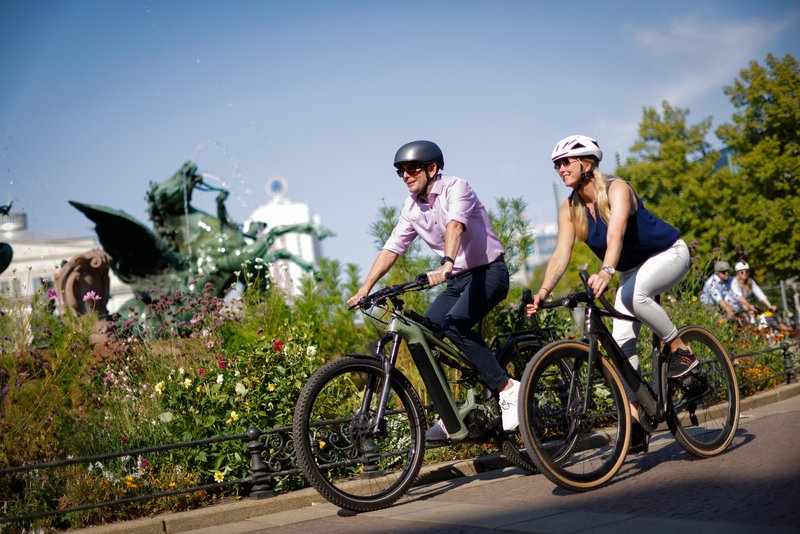 Radfahrer und Radfahrerin in der Stadt