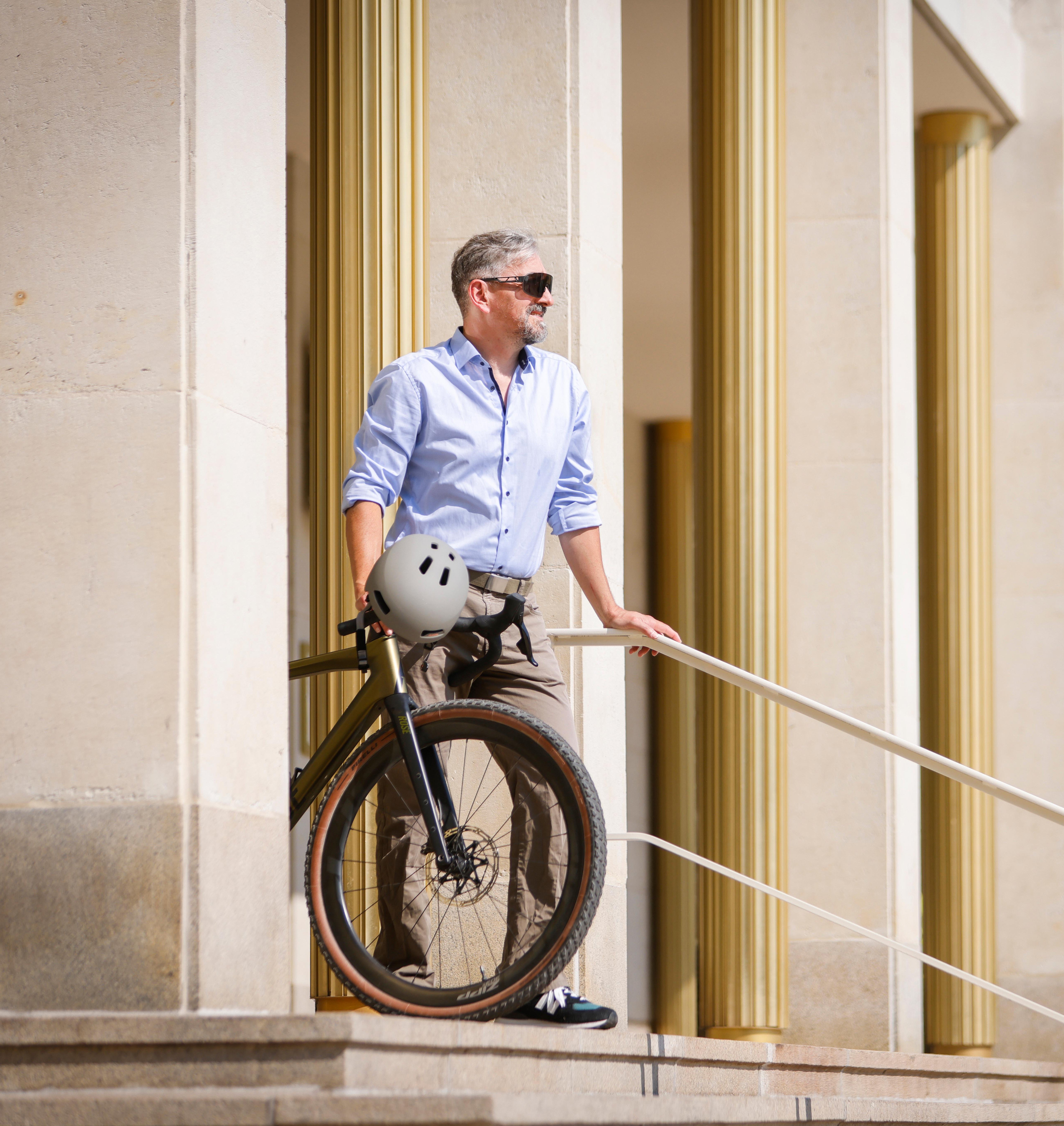 Bikeleasing für Arbeitgeber Arbeitgeber mit Dienstrad vor Bürogebäude