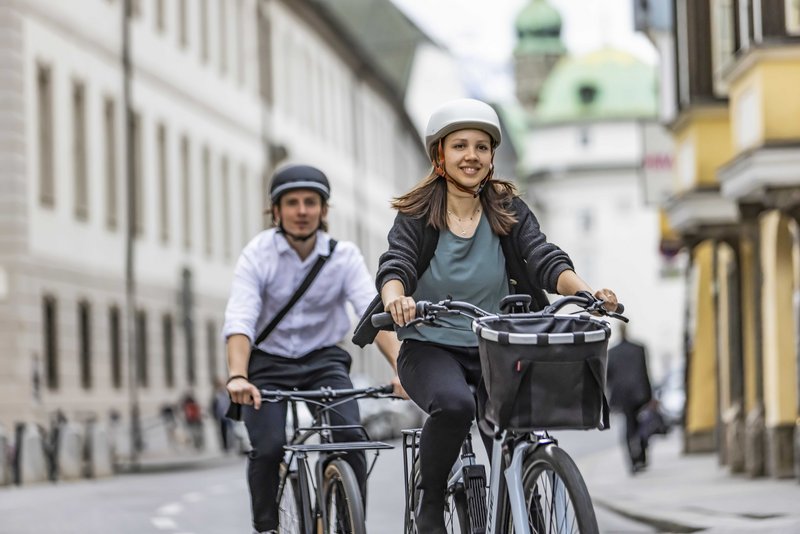 Mann und Frau auf Diensträdern in Innsbruck