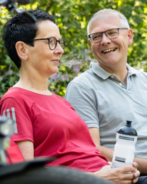 Frau und Mann machen Pause
