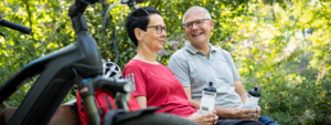 Frau und Mann machen Pause