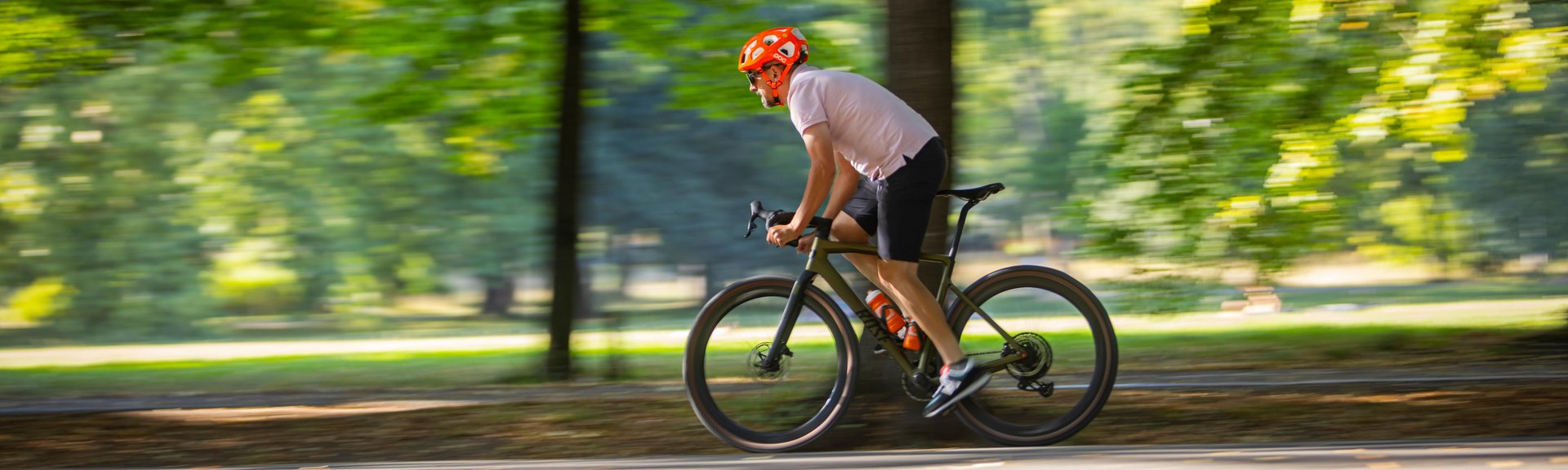 Rennrad leasen Mann auf Rennrad in Allee