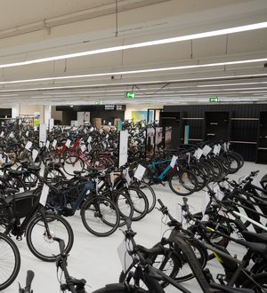 Gebrauchte E-Bikes im Schauraum eines Radgeschäfts