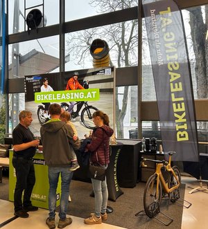 Bikeleasing Österreich Messestand mit Besuchern 