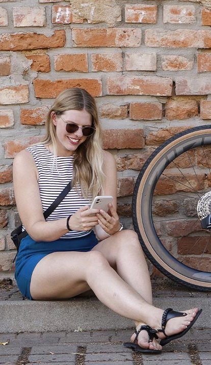 Frau mit Dienstrad am Handy