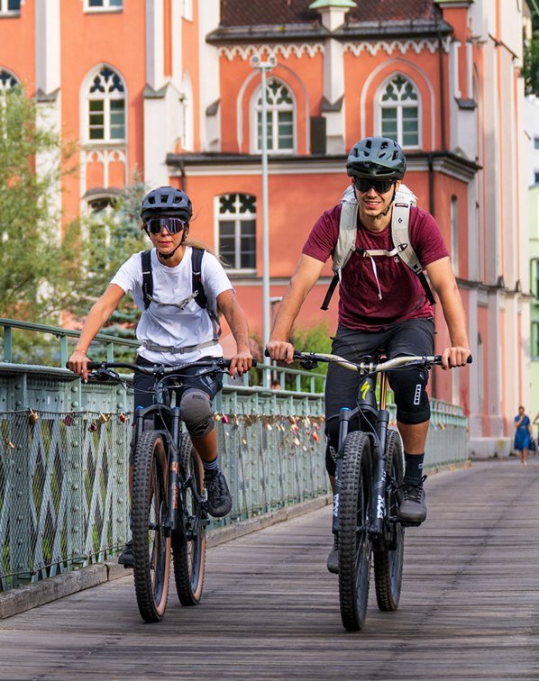 Bikeleasing Autoren 2 Mountainbiker auf Brücke