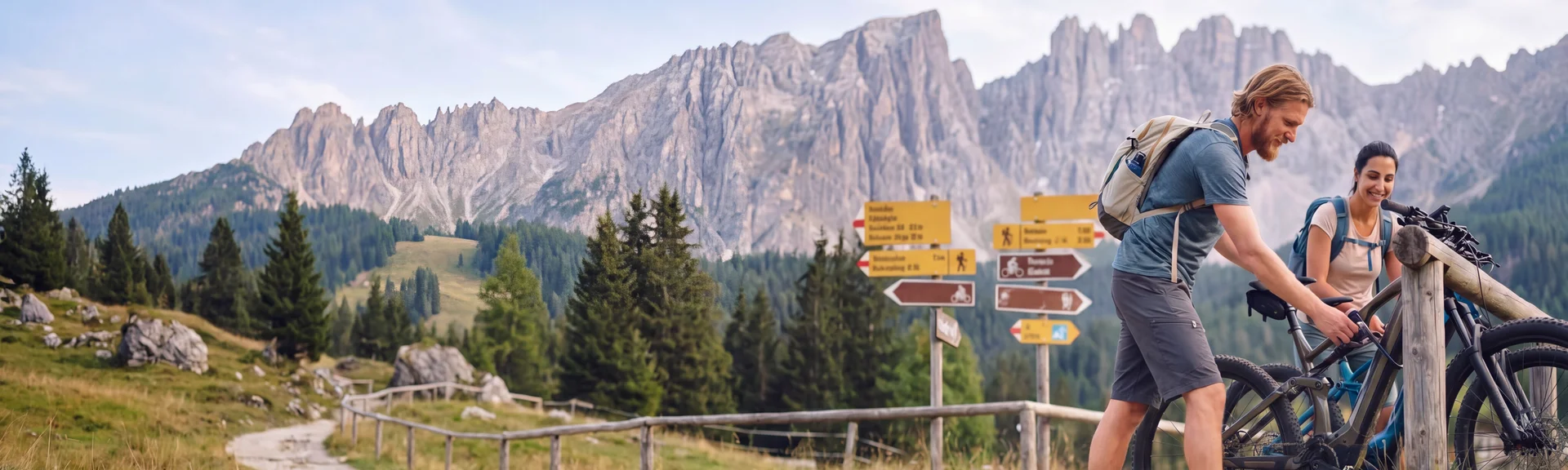 Mann und Frau sperren Mountainbikes and Holzzaun ab