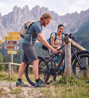 Mann und Frau sperren Mountainbikes and Holzzaun ab