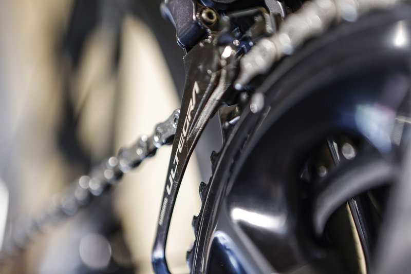 Großes Kettenblatt und Ultegra Umwerfer eines Rennrads