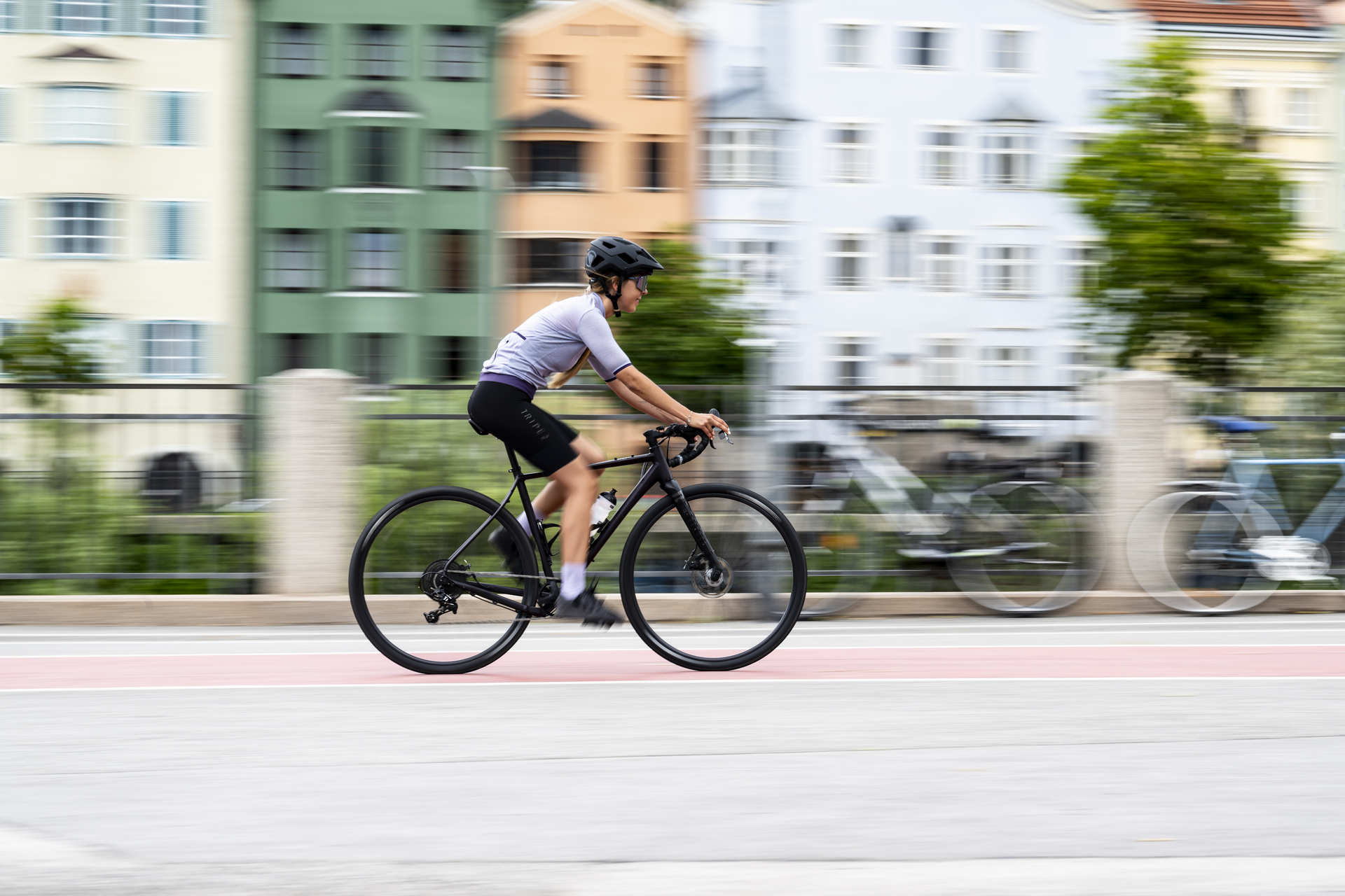 Gehaltsumwandlung oder Gehaltsextra? Frau auf geleastem Rennrad als Gehaltsextra oder per Gehaltsumwandlung