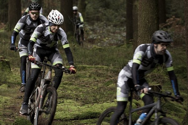 Gruppe von Mountainbikern im Wald