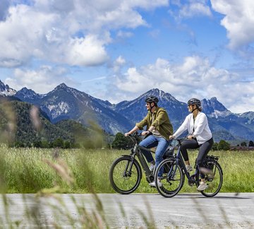 Radfahrerin und Radfahrer unterwegs im Innsbrucker Umland
