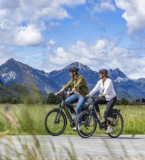 Radfahrerin und Radfahrer unterwegs im Innsbrucker Umland