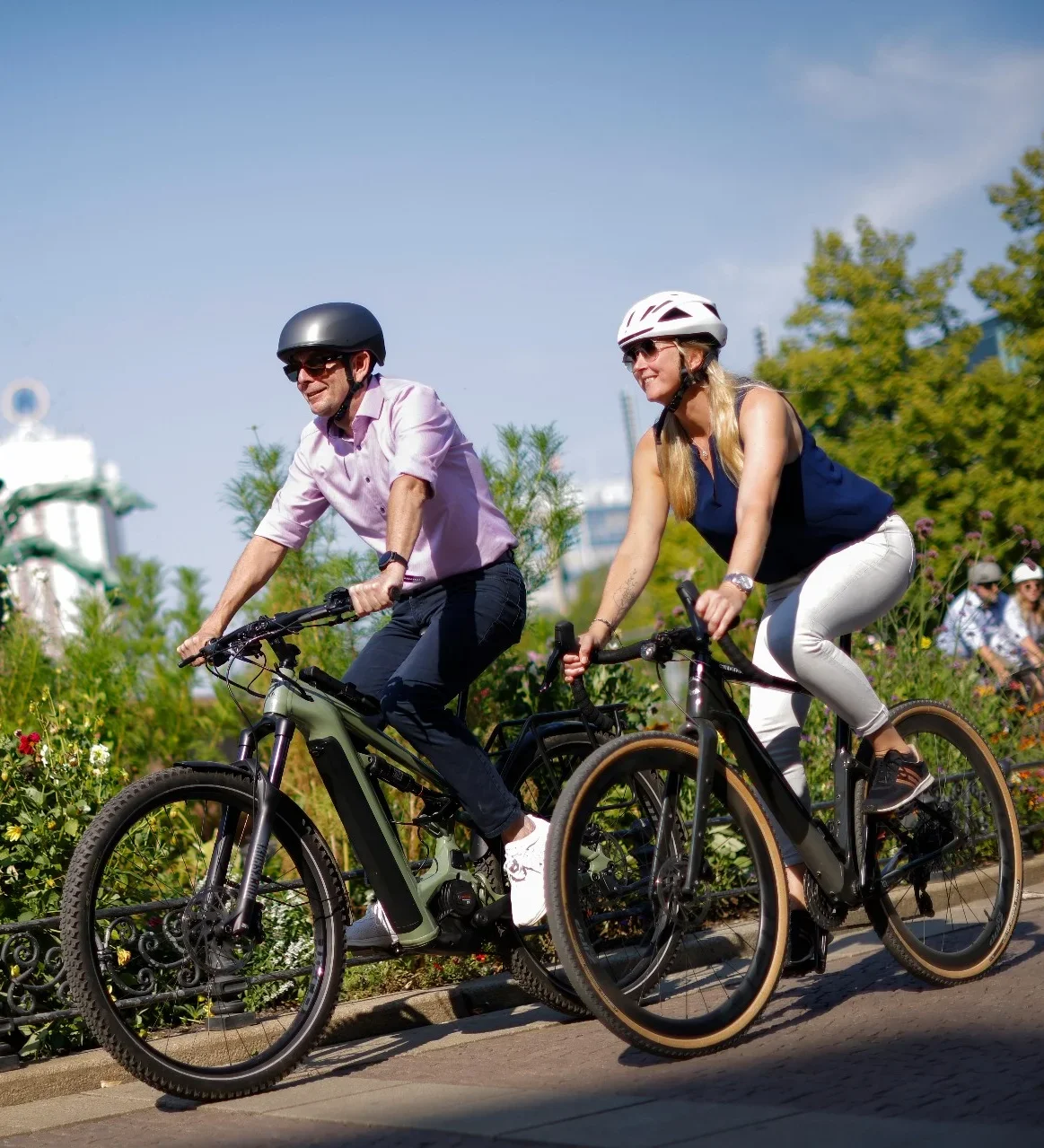 Radfahrer und Radfahrerin in der Stadt