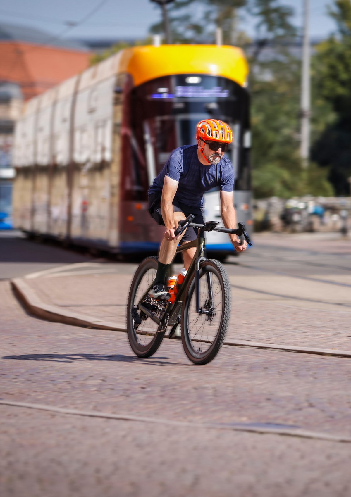 Dienstrad-Leasing Nachteile Rennradfahrer vor Straßenbahn in Leipzig