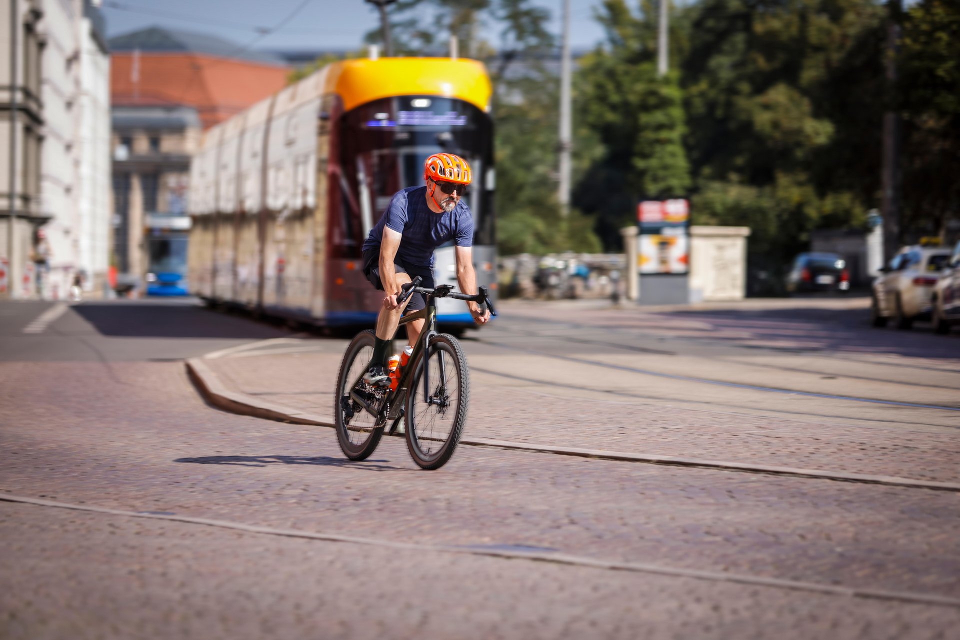 Dienstrad-Leasing Nachteile Rennradfahrer vor Straßenbahn in Leipzig