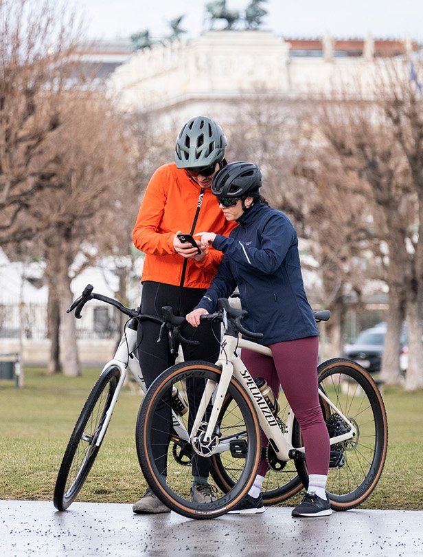 Nachhaltige Mobilität in Wien Gravelbiker besprechen ihre Route vor dem Wiener Volksgarten
