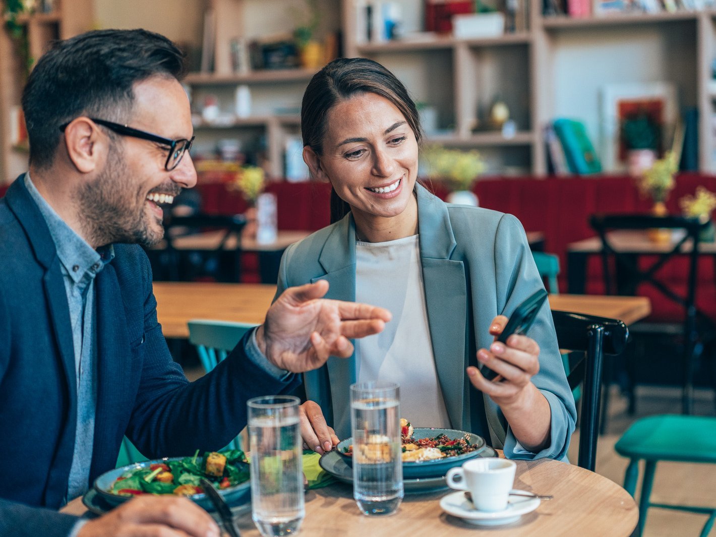 Mann und Frau bei geschäftlichem Mittagessen