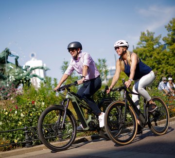 Radfahrer und Radfahrerin in der Stadt