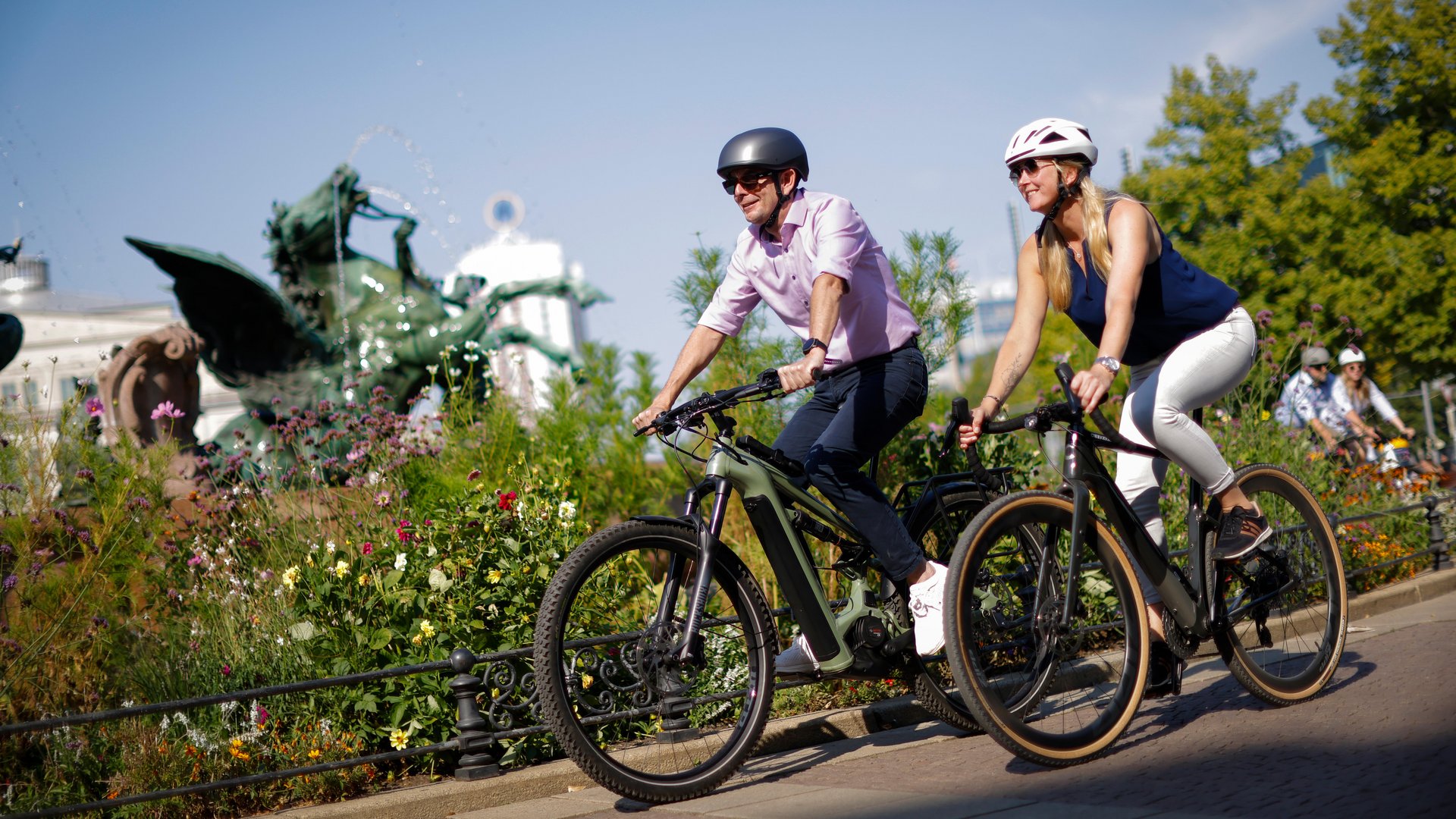 Radfahrer und Radfahrerin in der Stadt