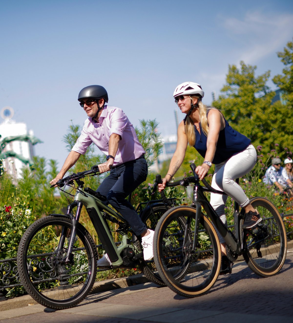 Radfahrer und Radfahrerin in der Stadt