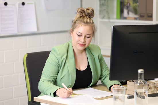  Mitarbeiterin arbeitet im Büro
