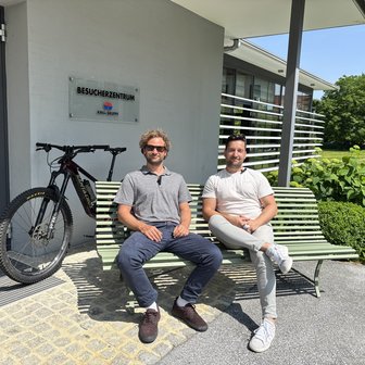 Porträtfoto von Jovica Antonic, HR-Beauftragter & Sebastian Knill, Mitglied der Unternehmensfamilie, 