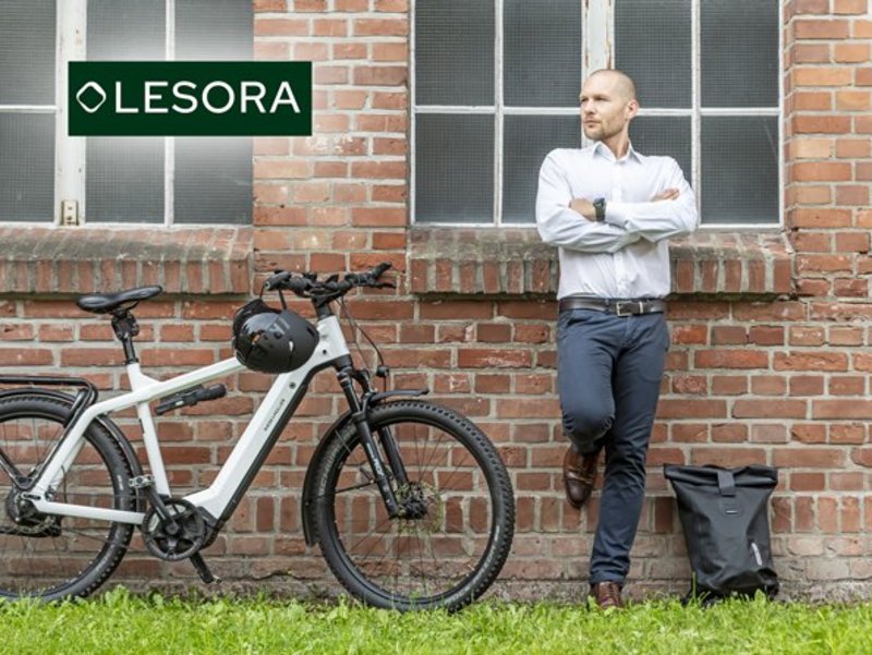 Mann mit geleastem E-Bike