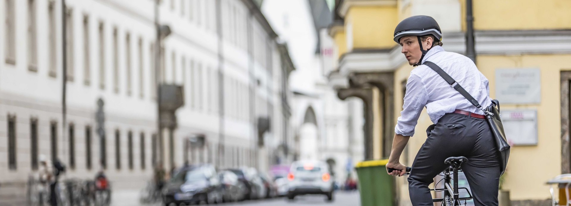 Nachteile des Dienstrad-Leasings Mann auf Dienstrad in Innsbruck
