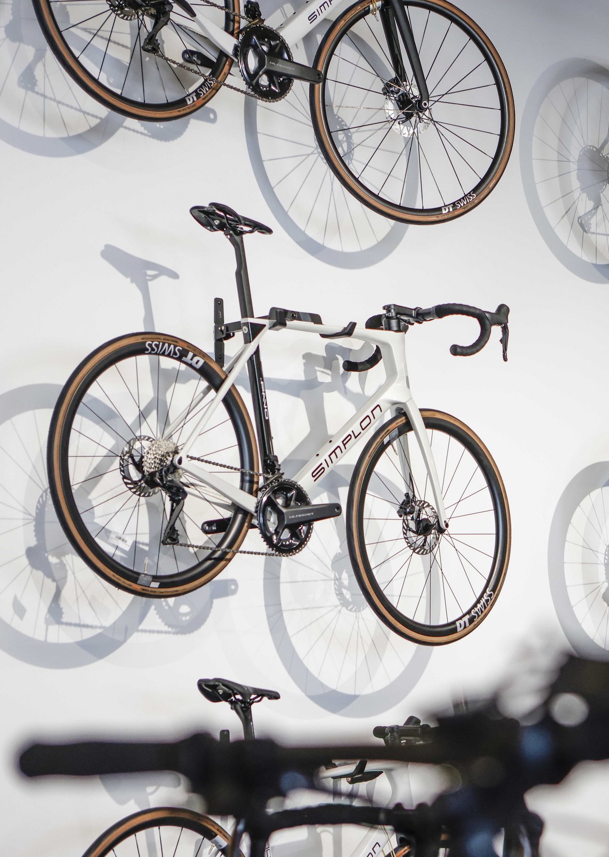 Cinelli und Simplon Rennräder an Verkaufswand
