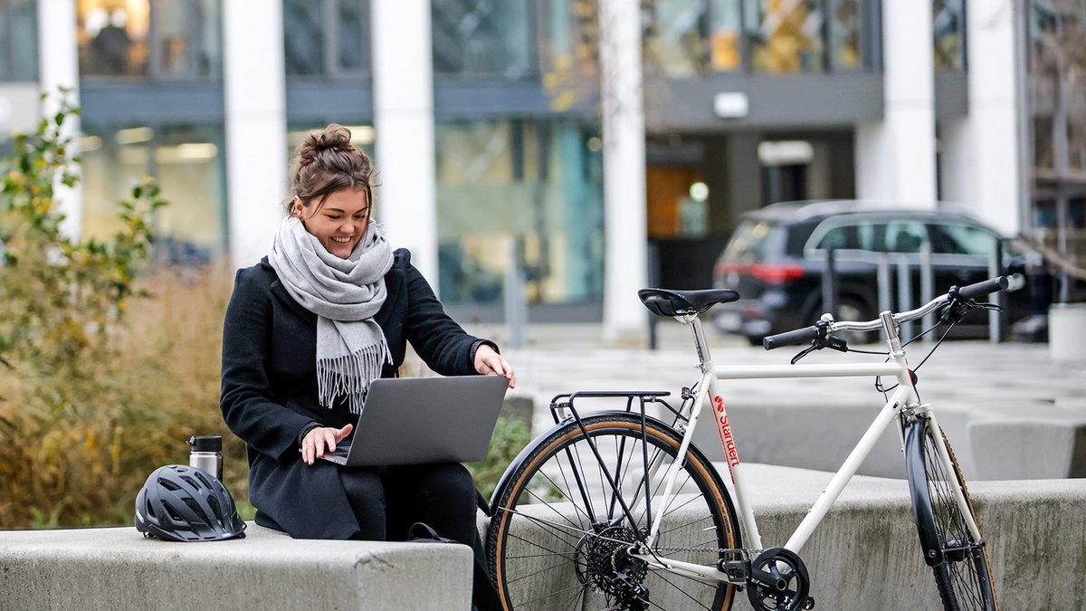 Bikeleasing Blog Frau auf Parkbank liest Bikeleasing Blog