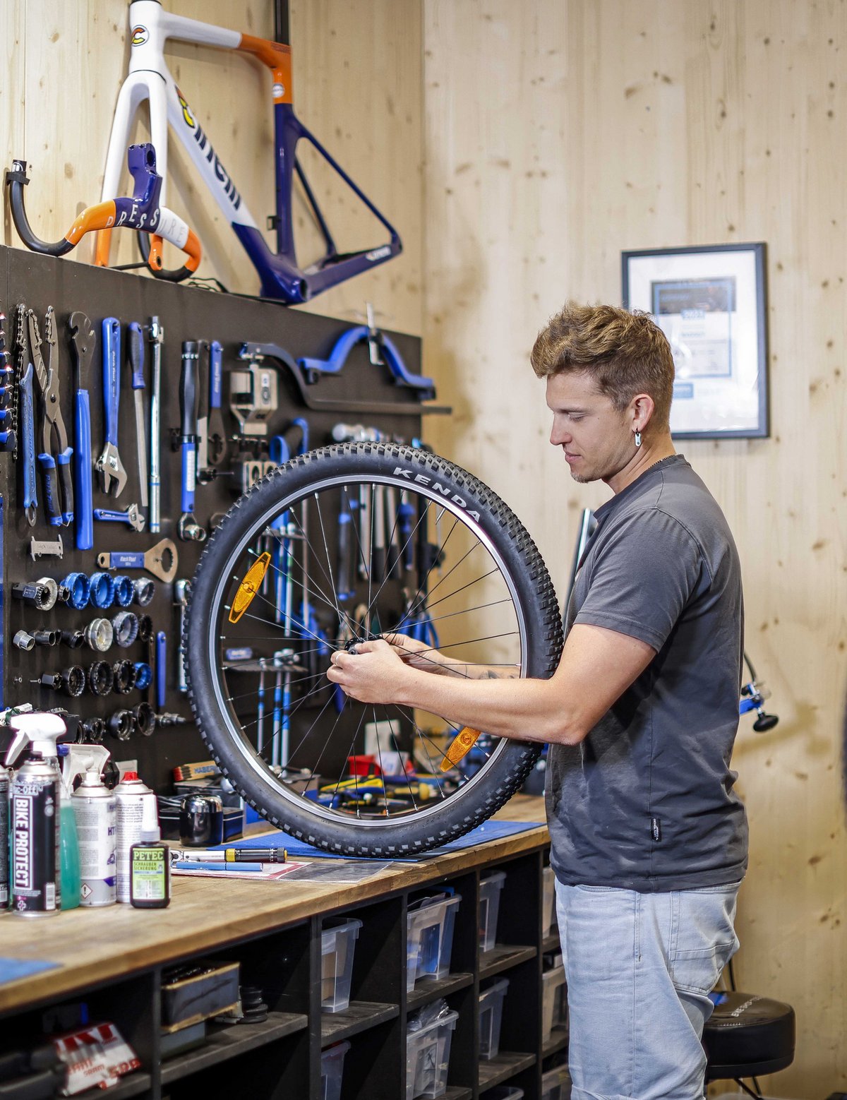 Radmechaniker serviciert Laufrad