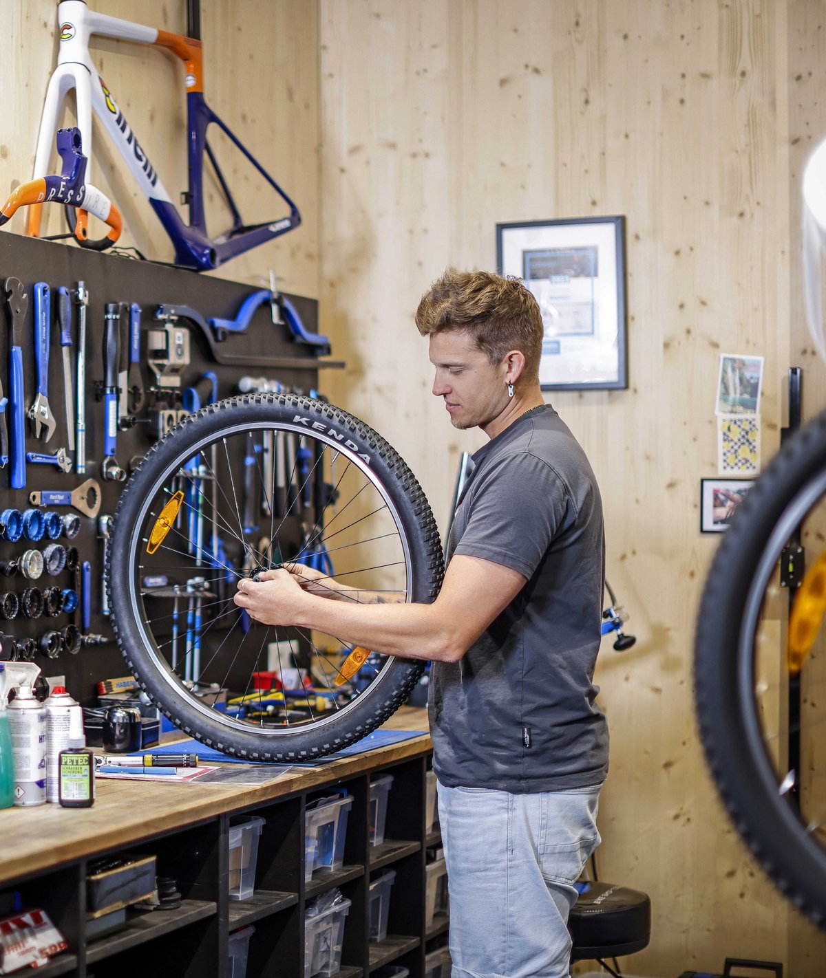 Bikeleasing für Fahrradhändler Radmechaniker serviciert Laufrad