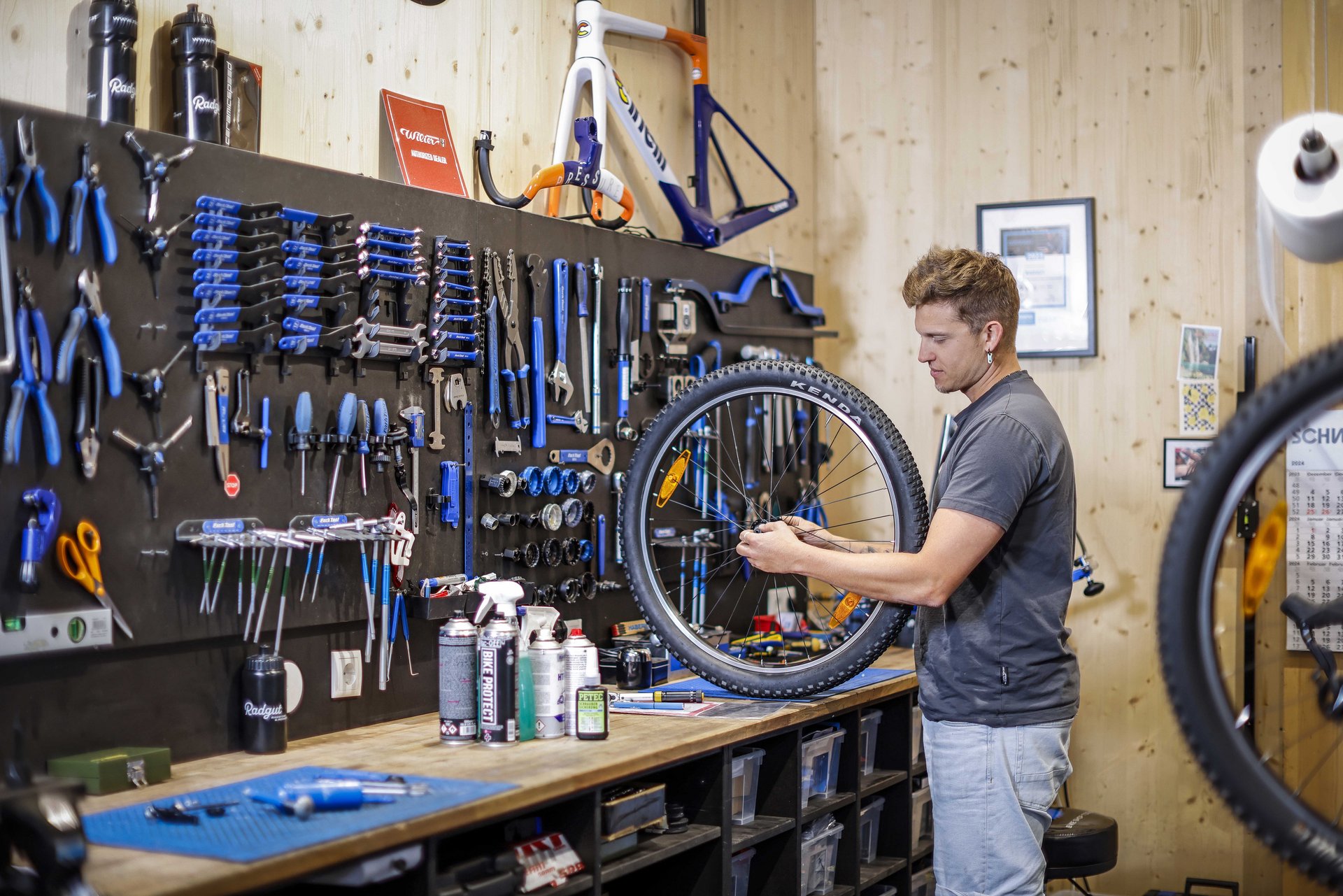 Radmechaniker serviciert Laufrad