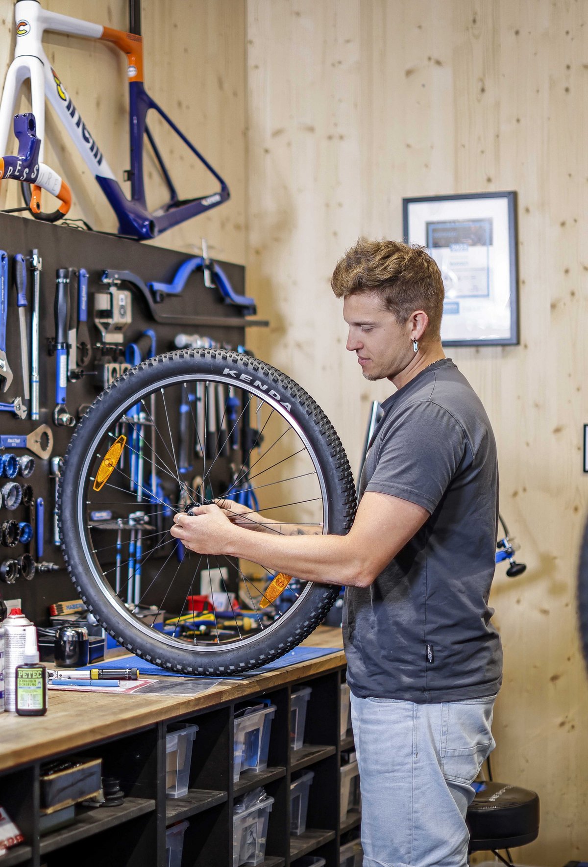 Radmechaniker serviciert Laufrad
