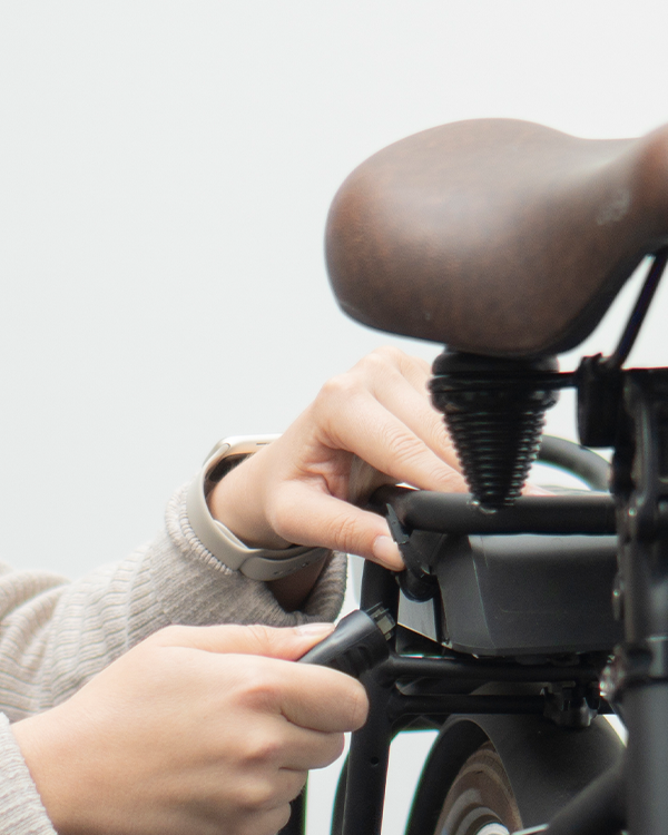 Frau baut Akku eines eBikes aus