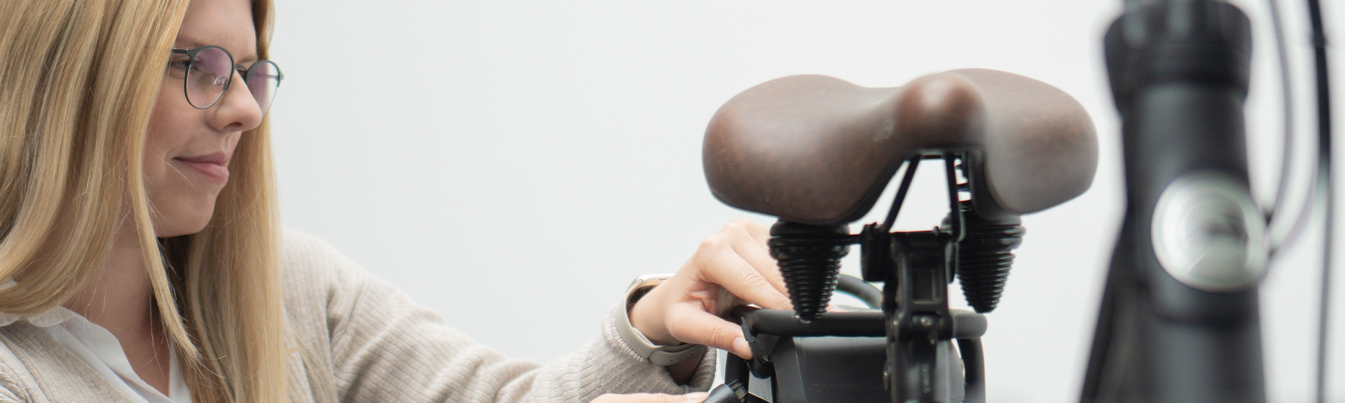 Frau baut Akku eines eBikes aus