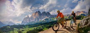 E-Mountainbiker auf Gebirgstrail