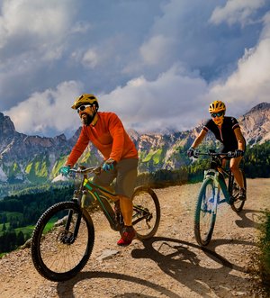 E-Mountainbiker auf Gebirgstrail
